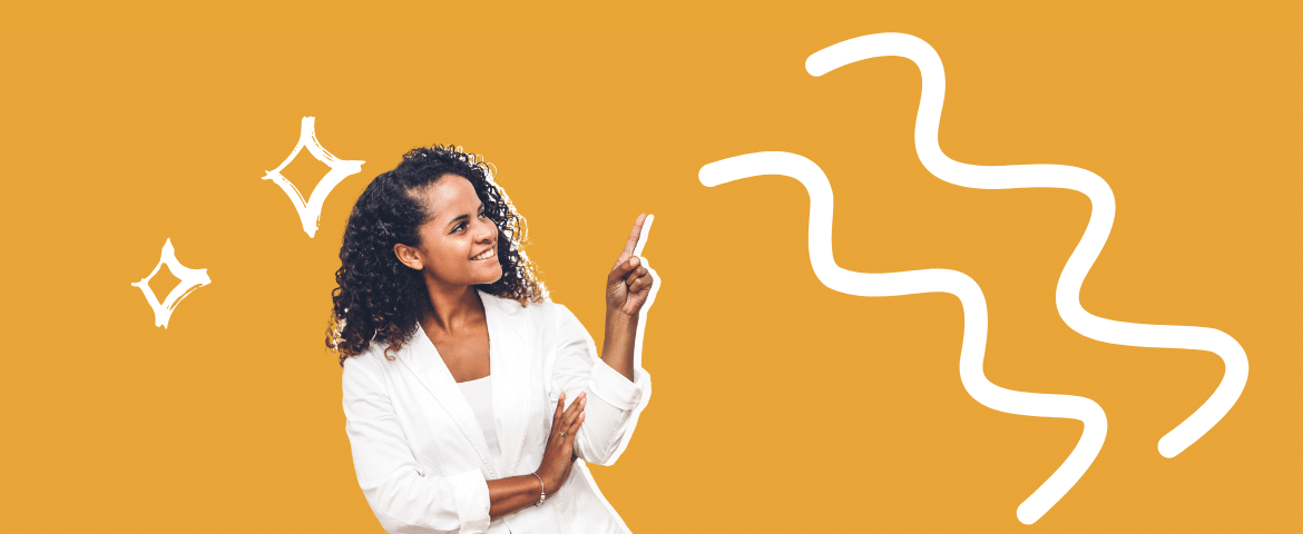 Fundo amarelo. Mulher negra com blusa branca e cabelo cacheado solto apontando para cima